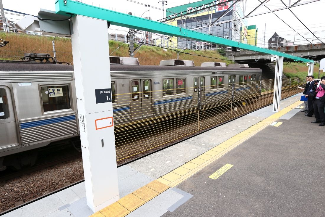 関西で見られる「昇降式」は関東でも試験運用された。東急田園都市線つきみ野駅で試験中の昇降式ホーム柵＝2013年10月（撮影：尾形文繁）