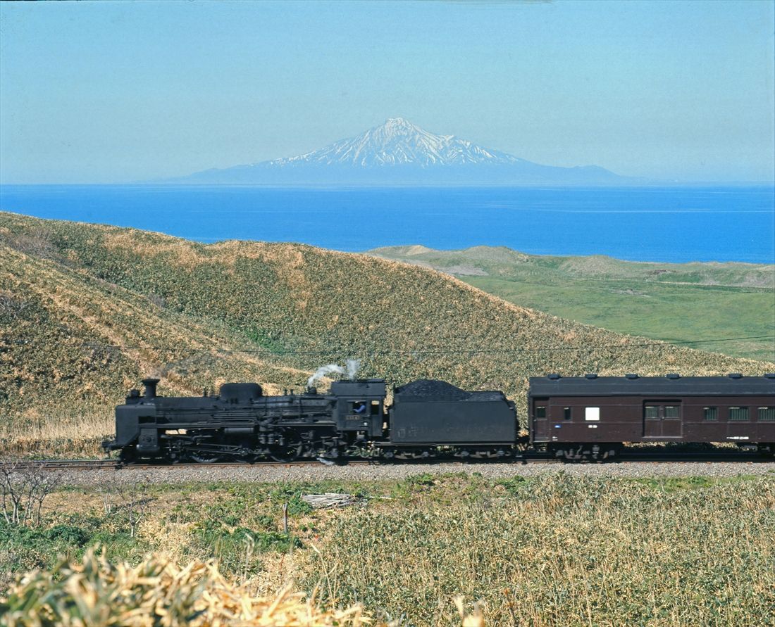 宗谷本線の南稚内付近を走るC55形牽引の旅客列車（撮影：南正時）