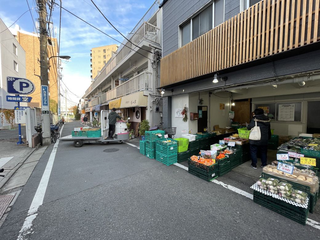  巣鴨地蔵通り商店街の近くにある「菜香」の小売店（筆者撮影）