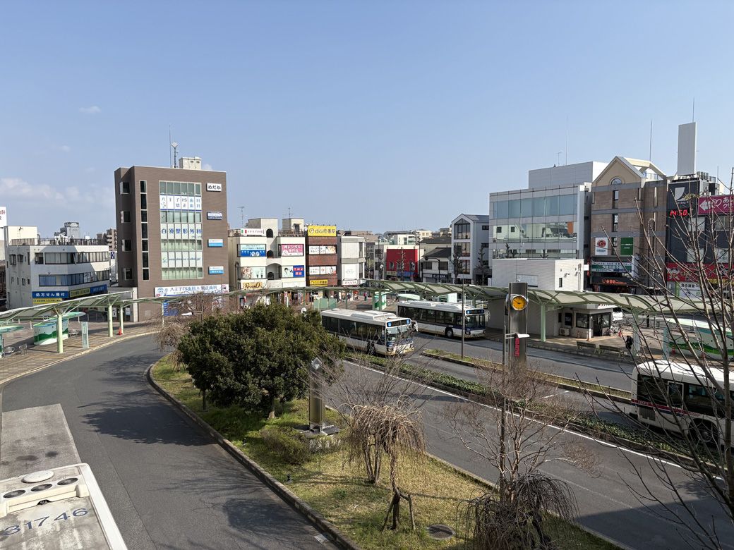 駅南口のバスターミナル。南側は背の低い建物が多い（写真：筆者撮影）