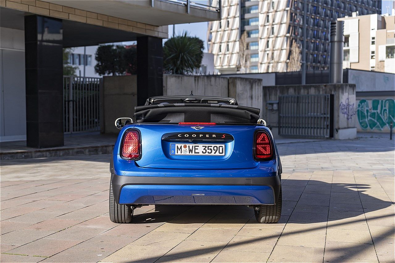 MINI（ミニ）の新型「ミニ・クーパー・コンバーチブルS」（写真：MINI）