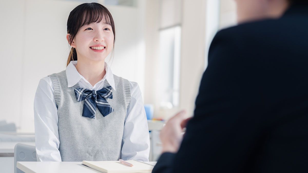 学校の先生と面談する生徒