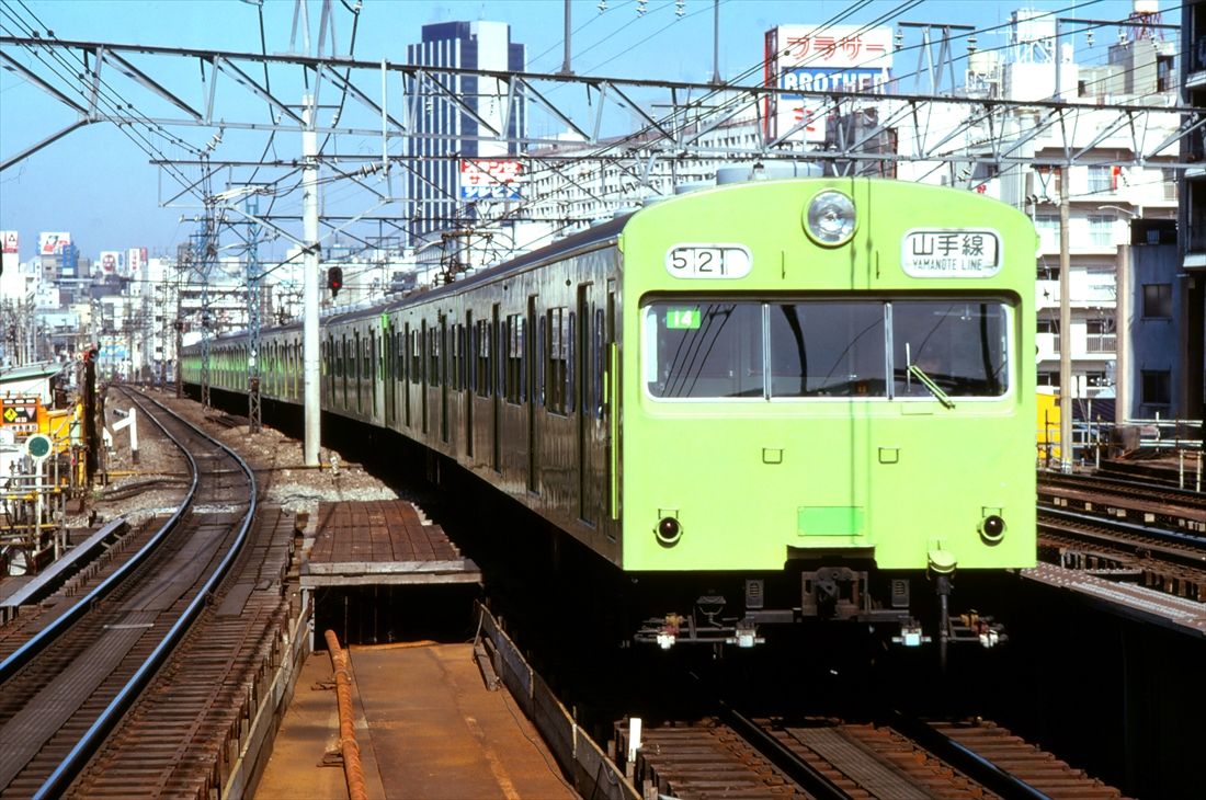 恵比寿付近を走る山手線103系。車両も駅も周辺の風景も様変わりした（撮影：南正時）