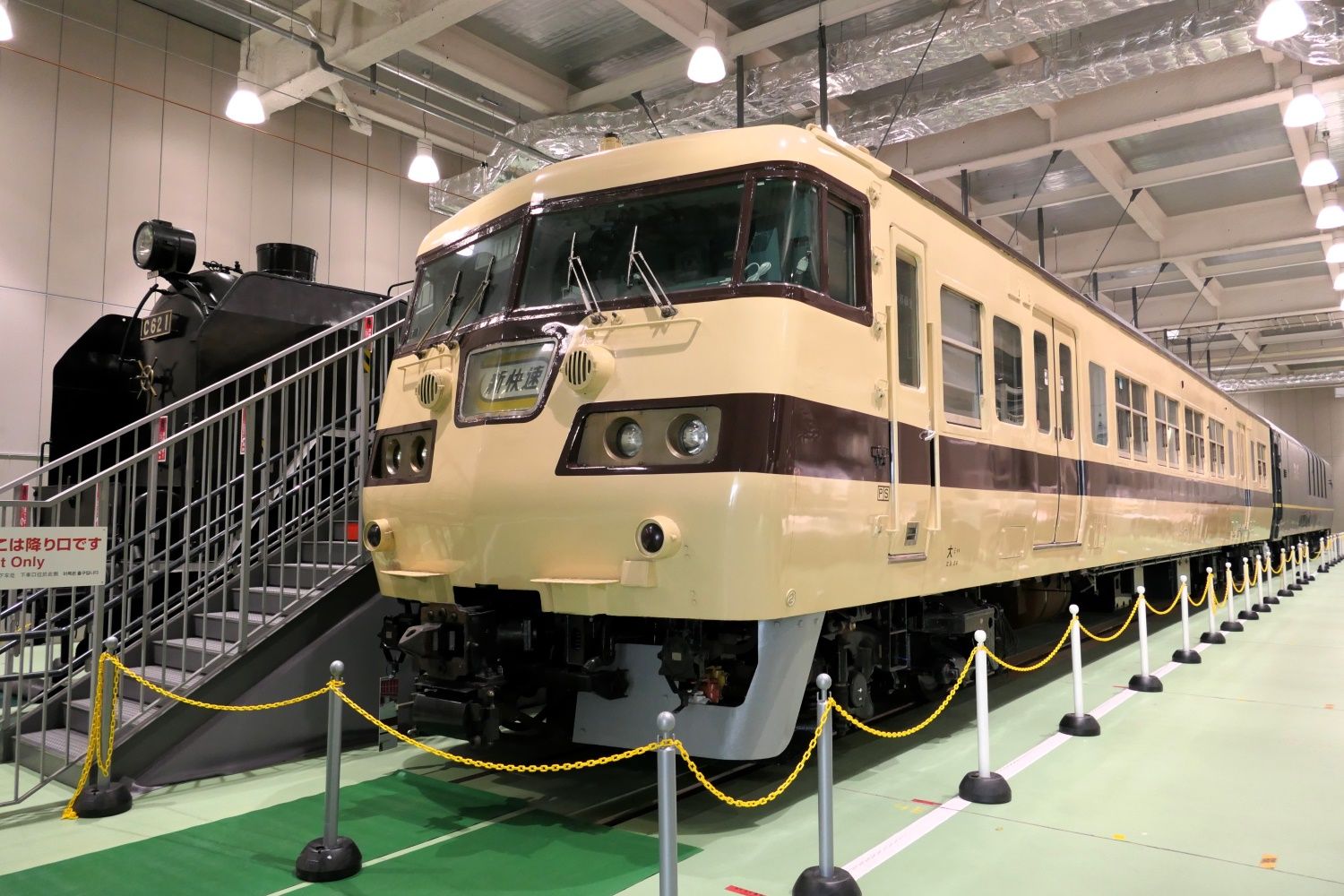 収蔵車両の「クハ117形1号車」。記念企画では「521系0番台」と並べて展示する（記者撮影）