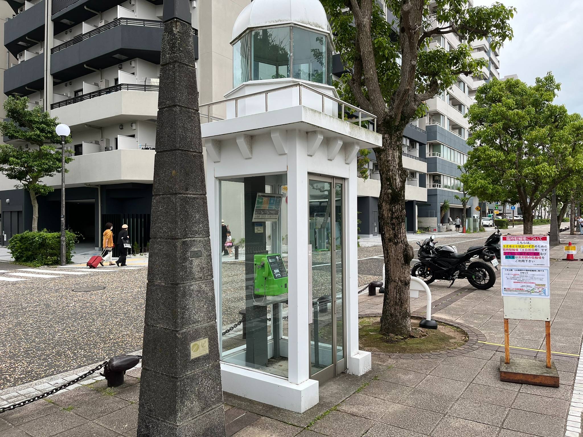 灯台を模した電話ボックスがかわいい（筆者撮影）