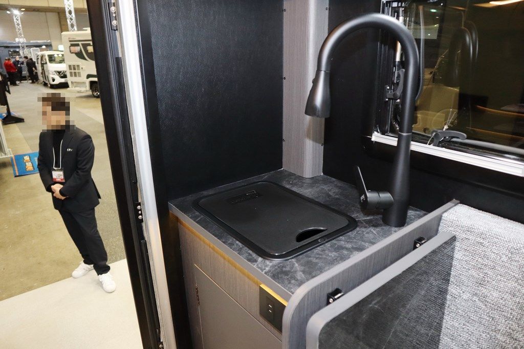 ダイレクトカーズの新作キャンピングカー「デューンローバー」（写真：筆者撮影）