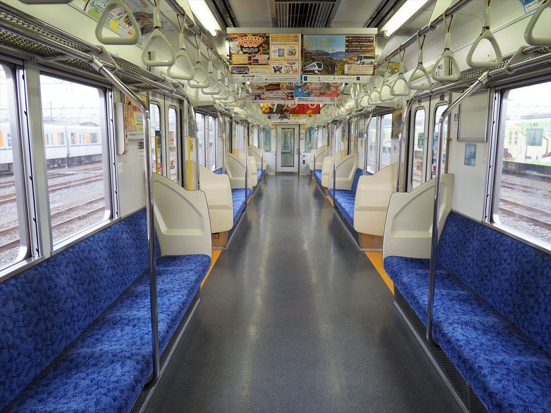 車内はリニューアルされ、近年の新車と変わらない雰囲気（記者撮影）