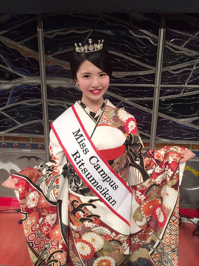 ミスキャンでは着物も着用。グランプリの称号であるティアラも松田さんの笑顔も輝いています！（写真：松田さん提供）