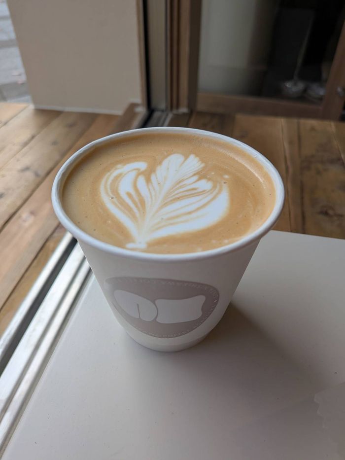 カフェラテ。この他にサイフォンで淹れるコーヒーも用意されている（写真：筆者撮影）