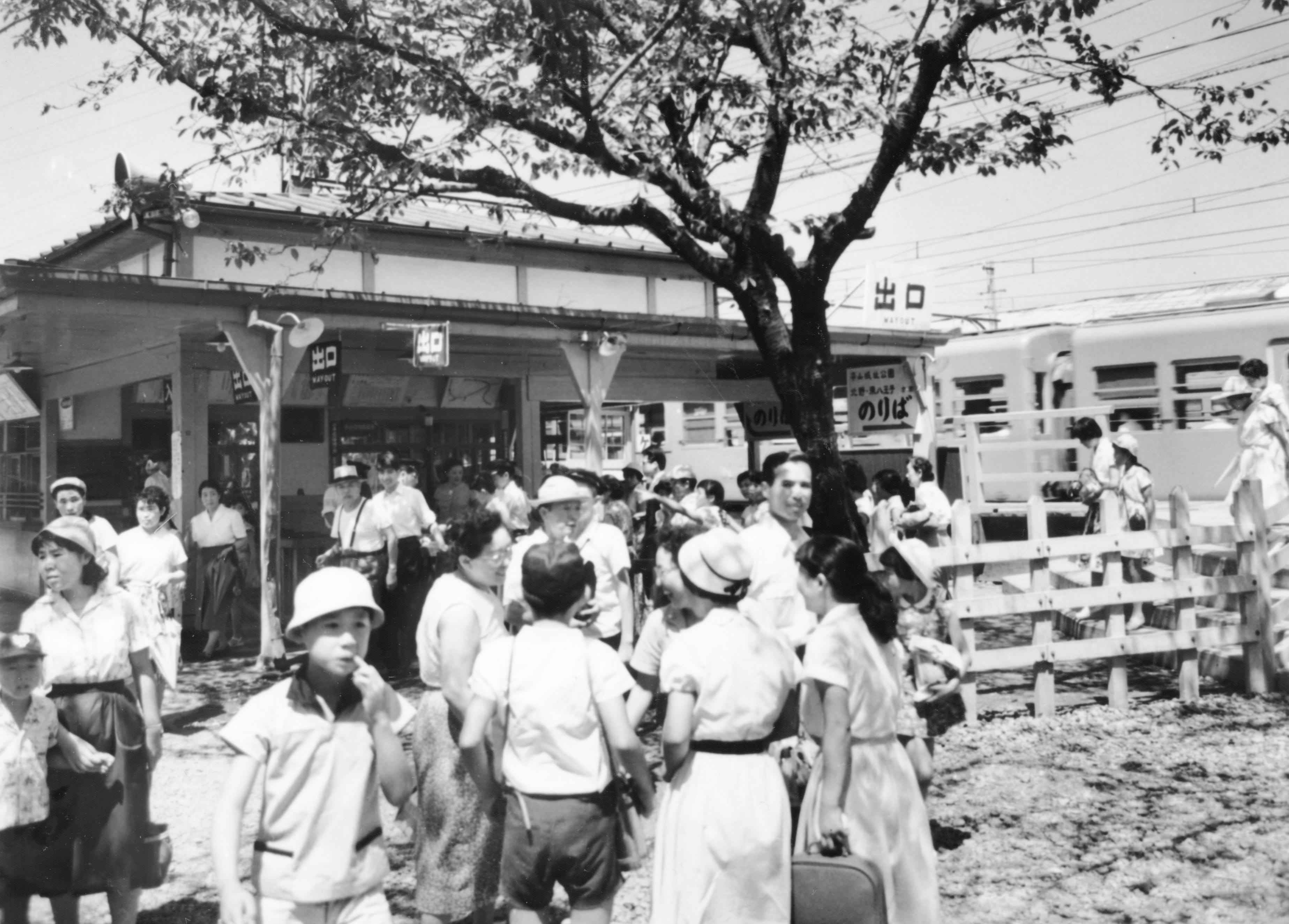 1958年当時の高幡不動駅改札口前。同年5月に多摩動物公園が開園したが動物園線はまだ開業しておらず、アクセスは駅からバスだった＝1958年8月27日（写真：京王電鉄）