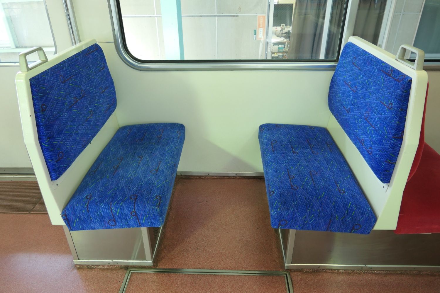 背もたれの低いボックスシート（記者撮影）