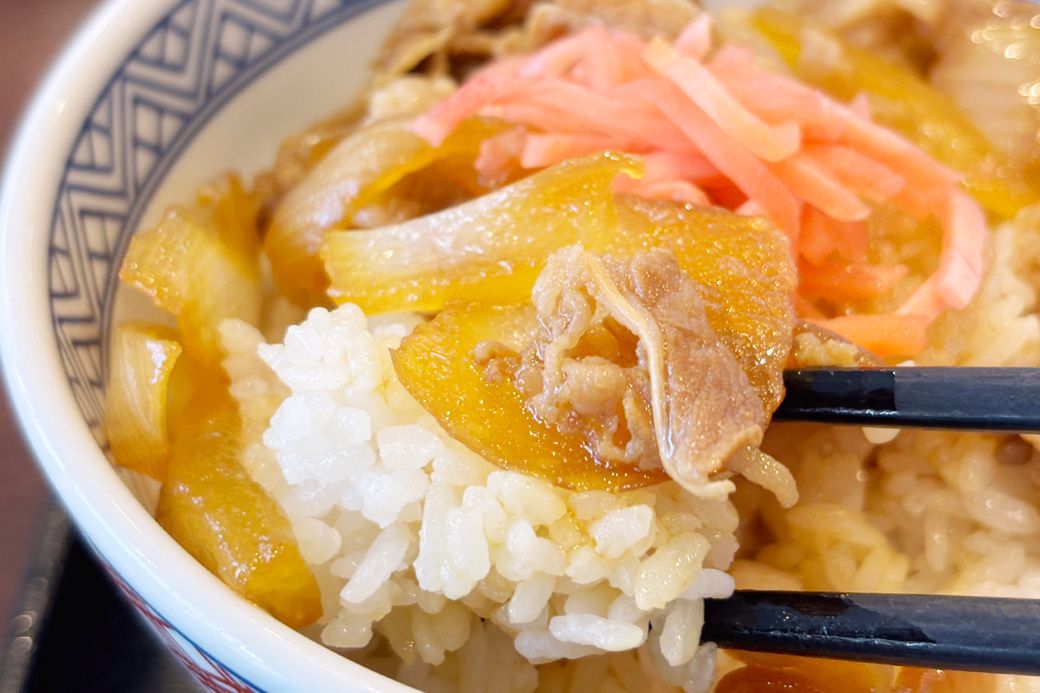 透明になるまでしっかり煮込まれ、黄金色に輝く玉ねぎ（筆者撮影）