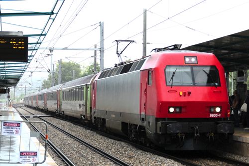 ドイツ製電気機関車が客車を引くインターシティ（筆者撮影）