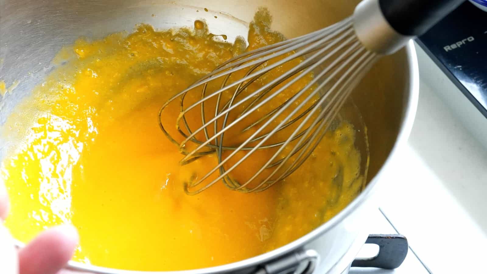 ゴムベラで落とす