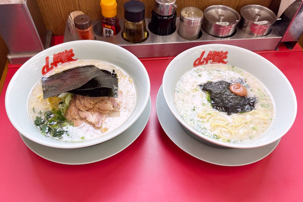 左が塩チャーシュー麺970円、右が朝ラーメン550円（筆者撮影）