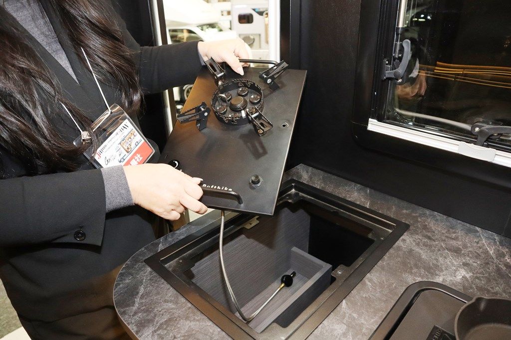 ダイレクトカーズの新作キャンピングカー「DN-75」（写真：筆者撮影）