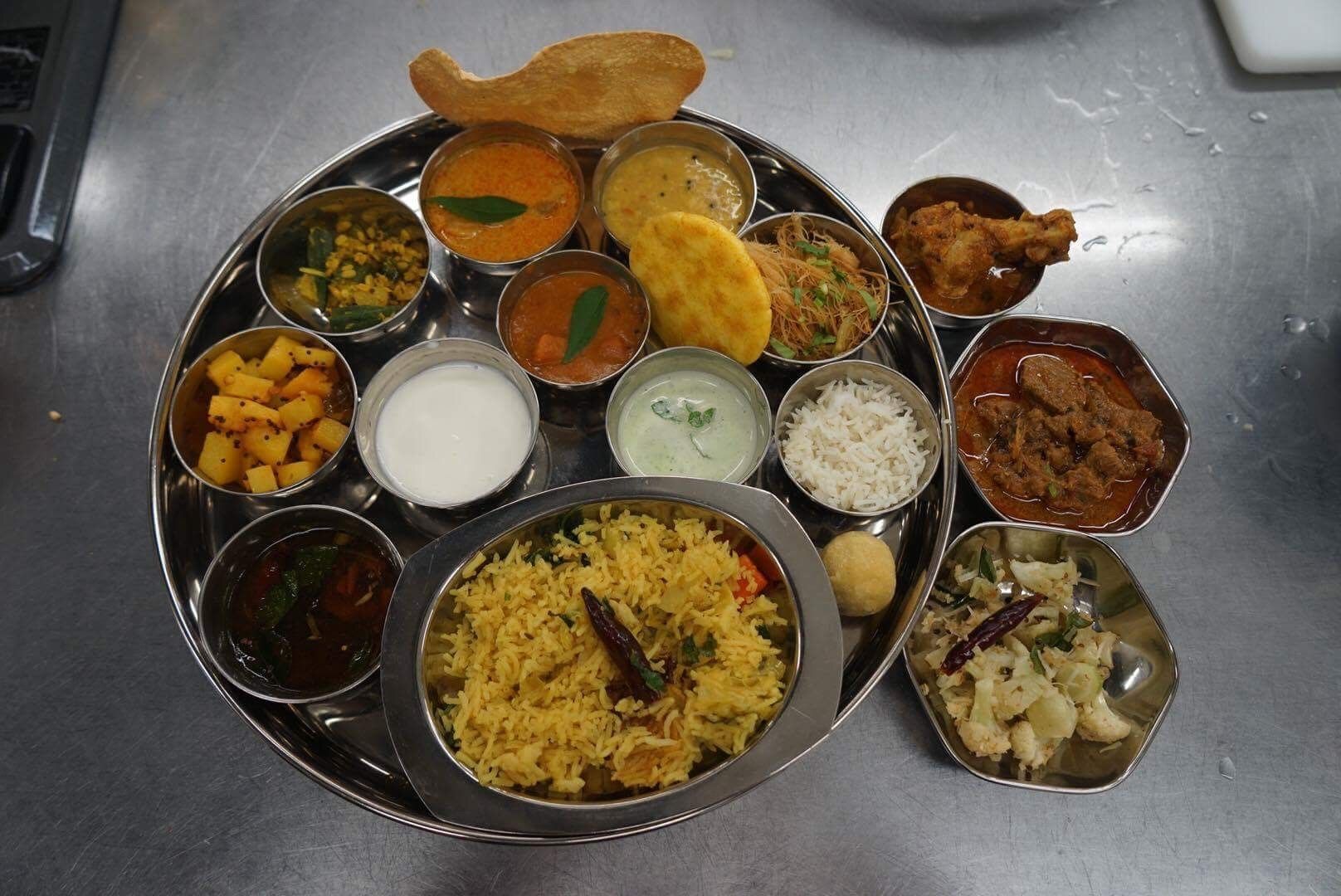クッキングイベント「Indian Cooking Party」で日本人のカレーマニアがインド人に振る舞ったベジビリヤニと11種類のカレーが入ったオリジナルターリー（食器提供：アジアハンター、写真：八木さん提供）