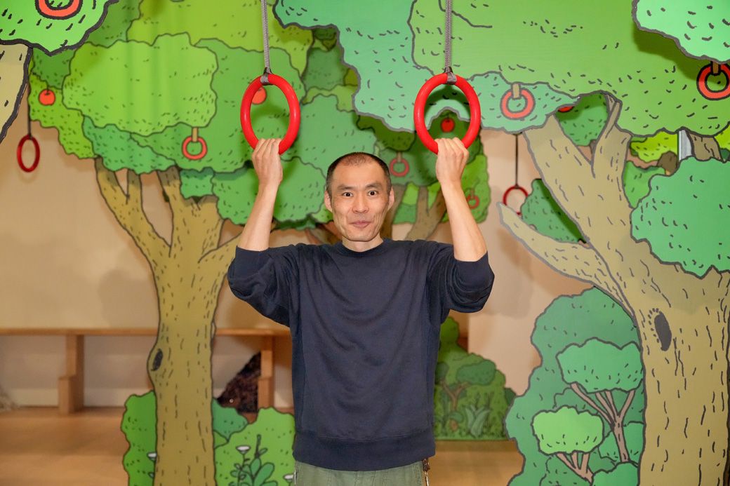 「おとなでいるのにつかれたら あしのうらをじめんからはなせばいい」を実践できる展示室内の「森」にいるヨシタケさん（撮影：梅谷秀司）