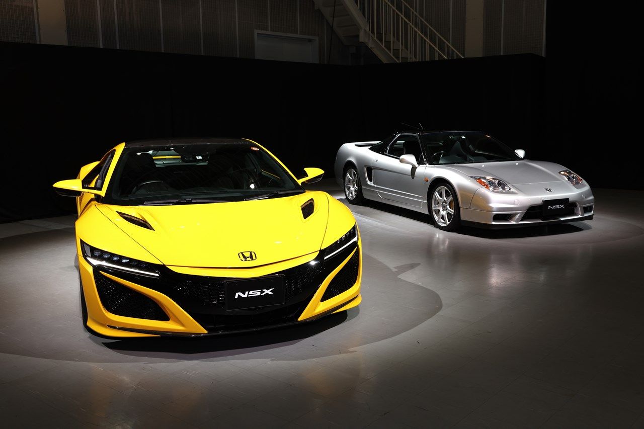 手前のイエローのNSXが2020年モデルの2代目、奥のシルバーのNSXが2004年モデルの初代タイプS（撮影：尾形文繁）