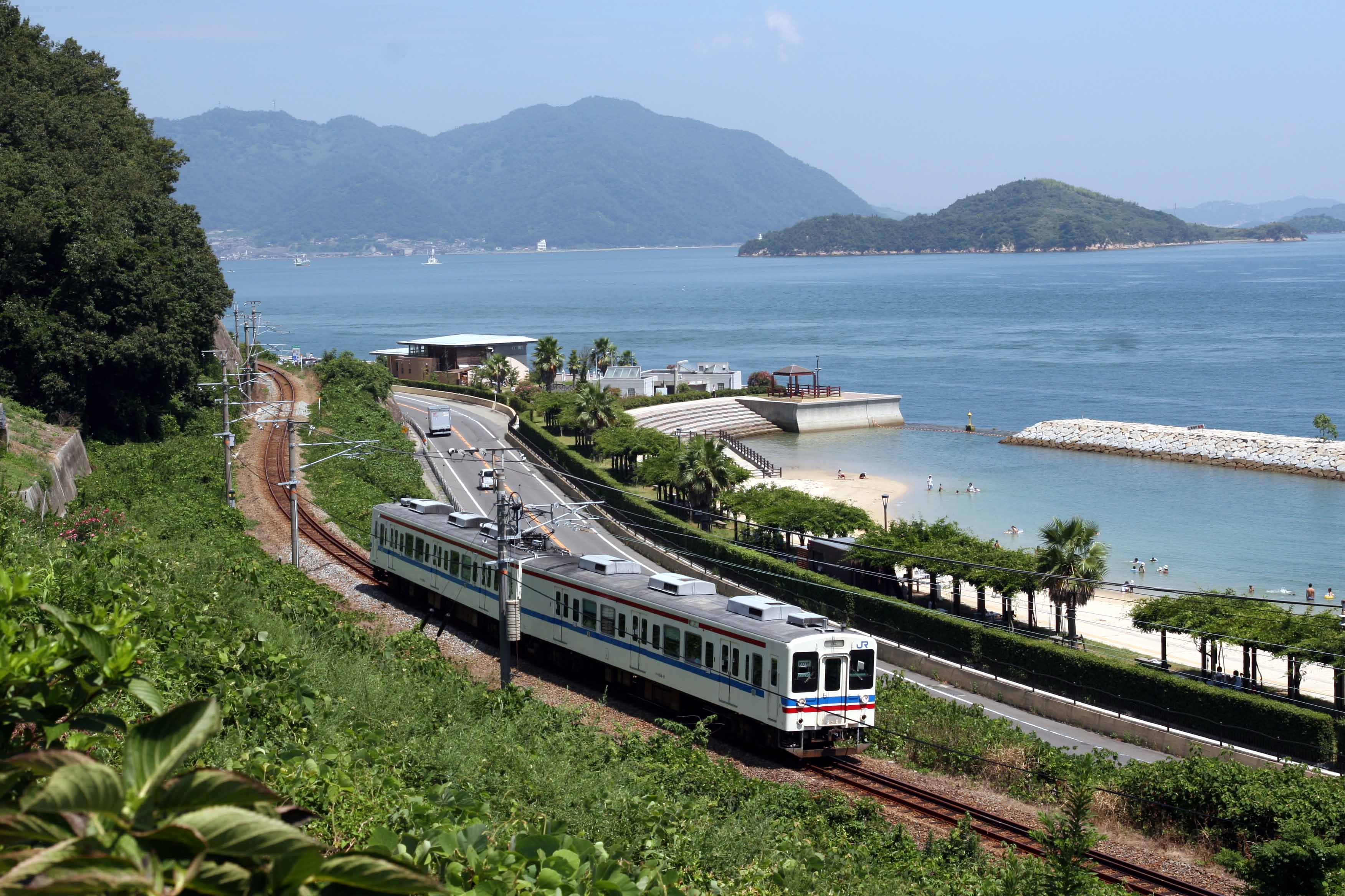 瀬戸内海沿いを走る呉線の電車（撮影：南正時）