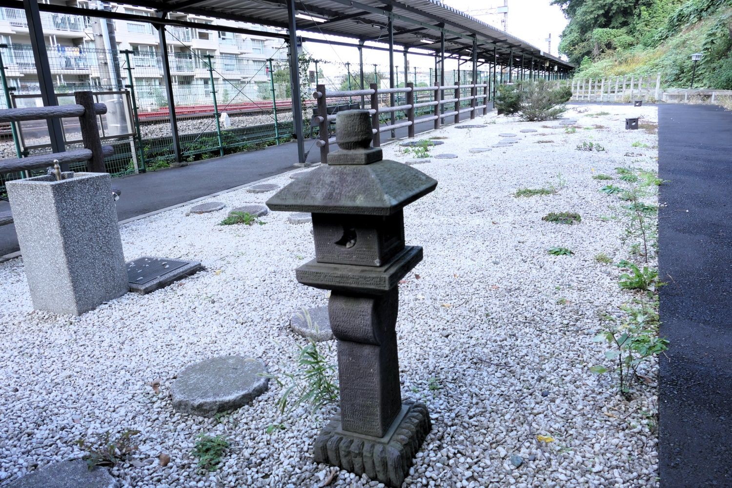 “庭園”が駅構内にあるのもめずらしい（記者撮影）