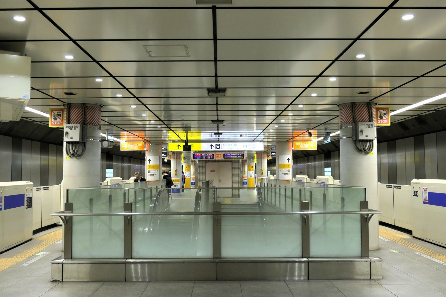 地下1階の緩行線ホーム（記者撮影）