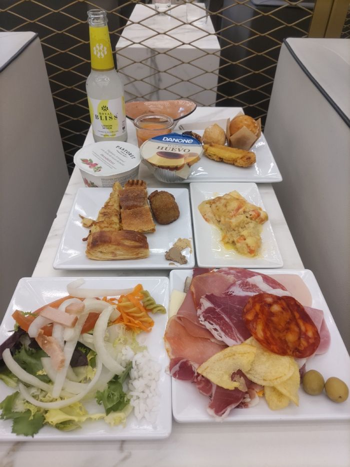 生ハムはもちろん、予想外にプリンが絶品すぎて2回おかわり（筆者撮影）