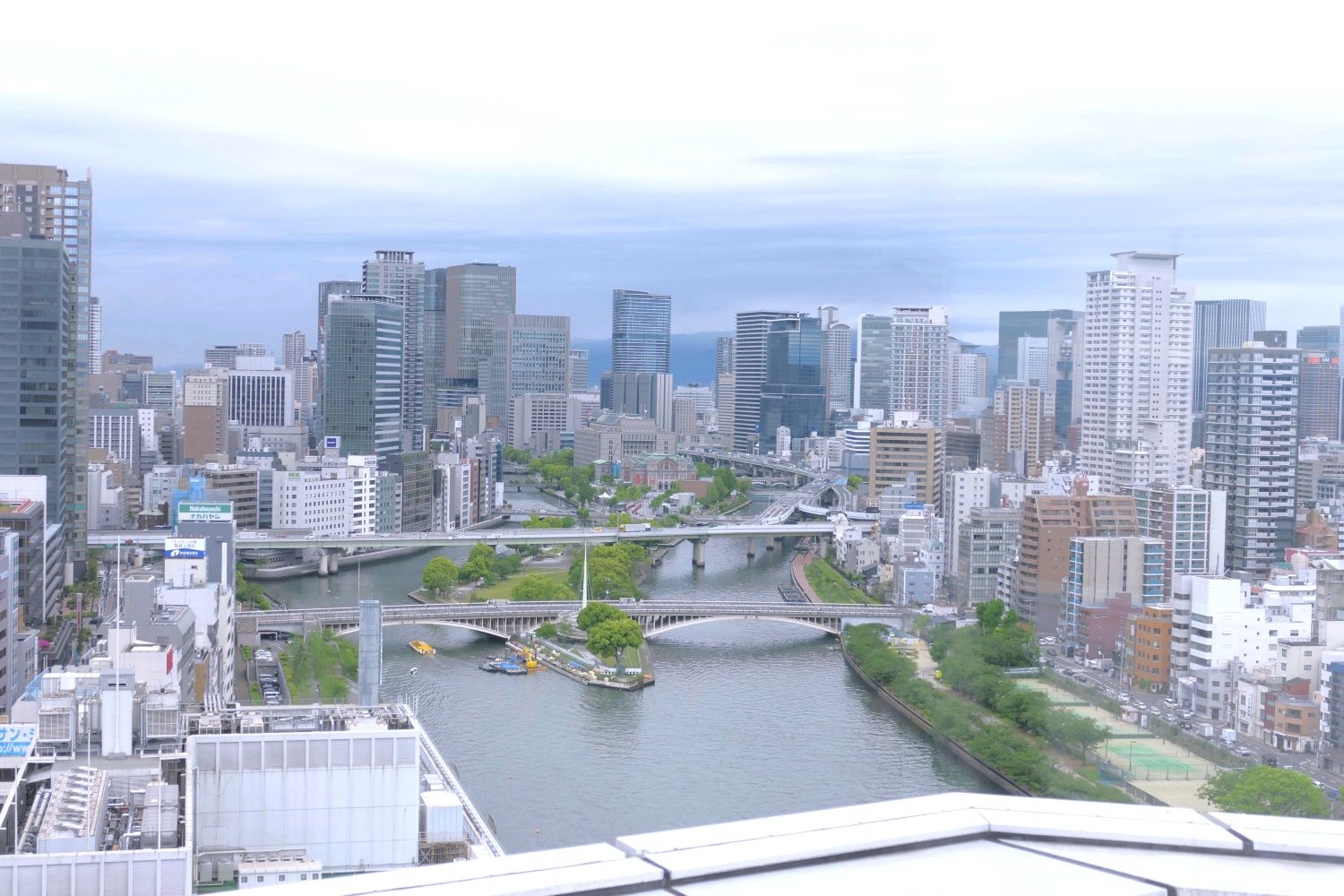 屋上から見た中之島方面（記者撮影）