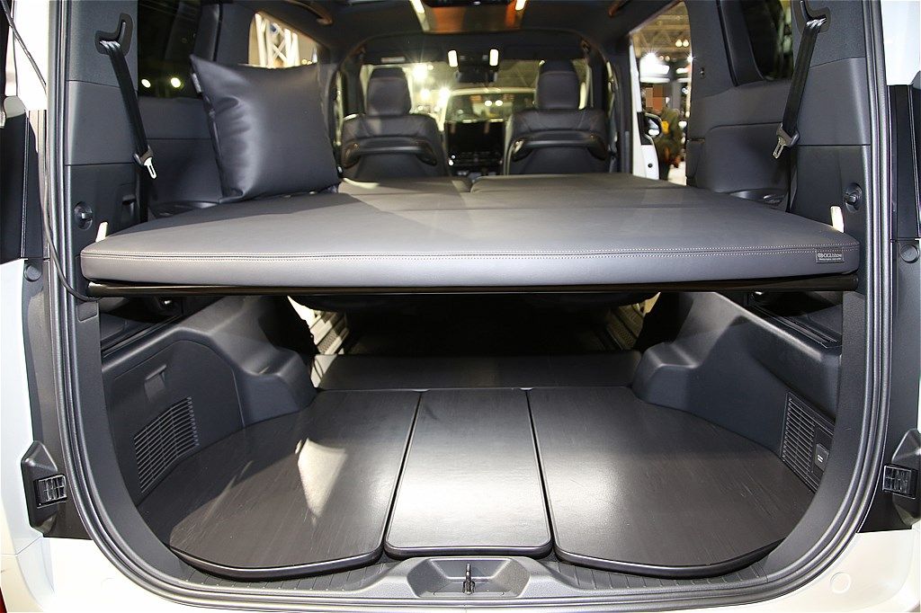 オグショーのトヨタ「アルファード/ヴェルファイア」車中泊キット（筆者撮影）