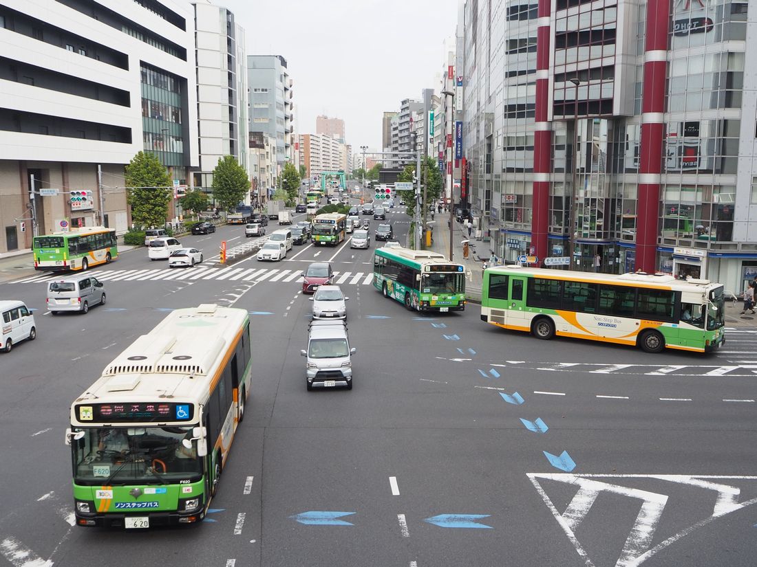 錦糸町駅前の交差点を走る都バス（記者撮影）