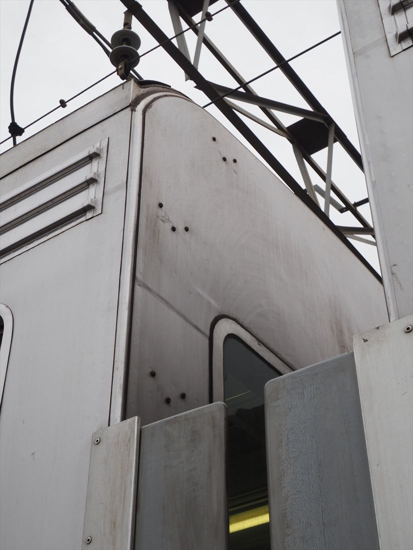 パンタグラフのない車両はステップを撤去している（記者撮影）