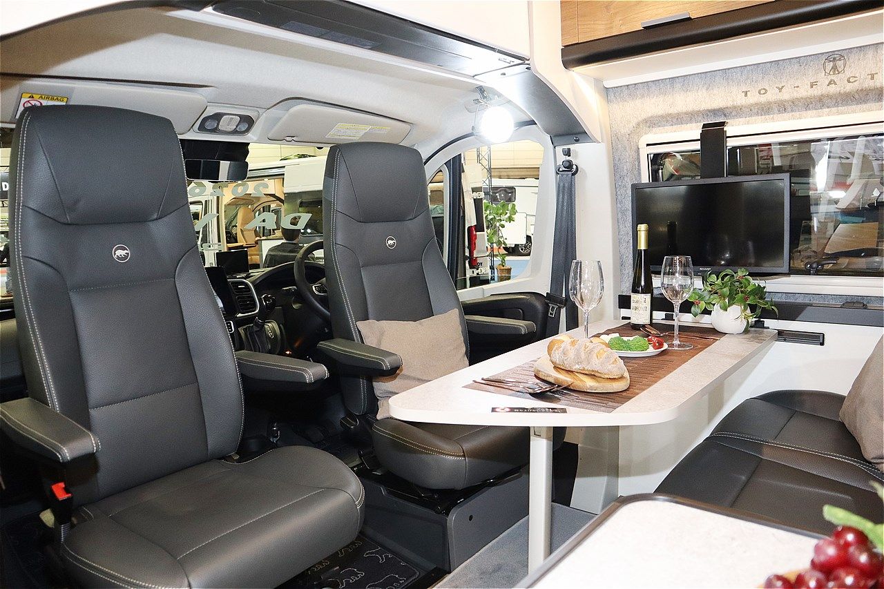 ジャパンキャンピングカーショー2026でトイファクトリーが発表した新型「ダヴィンチ6.0」（写真：筆者撮影）