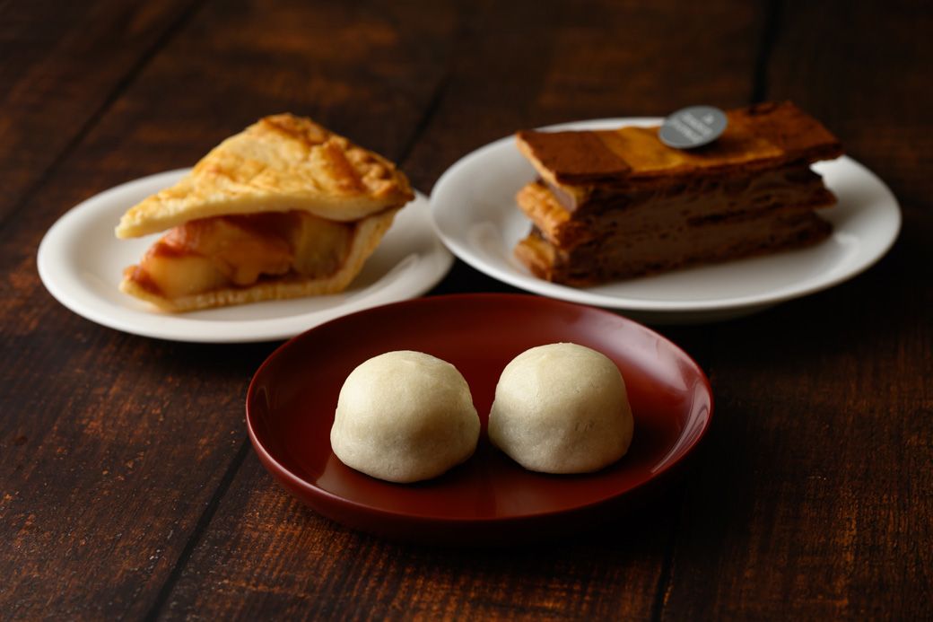 手前から時計回りに「菓子舗井村屋」の「酒々まんじゅう」6個入1080円、「アンナミラーズ」の「アップルパイ」864円、「ラ・メゾン・ジュヴォー」の「ミルフィーユ ショコラ」735円（筆者撮影）