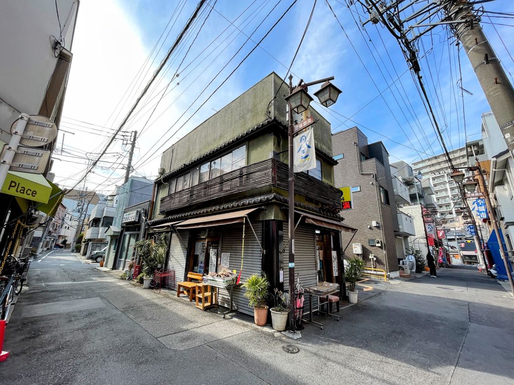 「京呉服 きた浦」。今は閉めているが、呉服屋の風情は健在だ（筆者撮影）