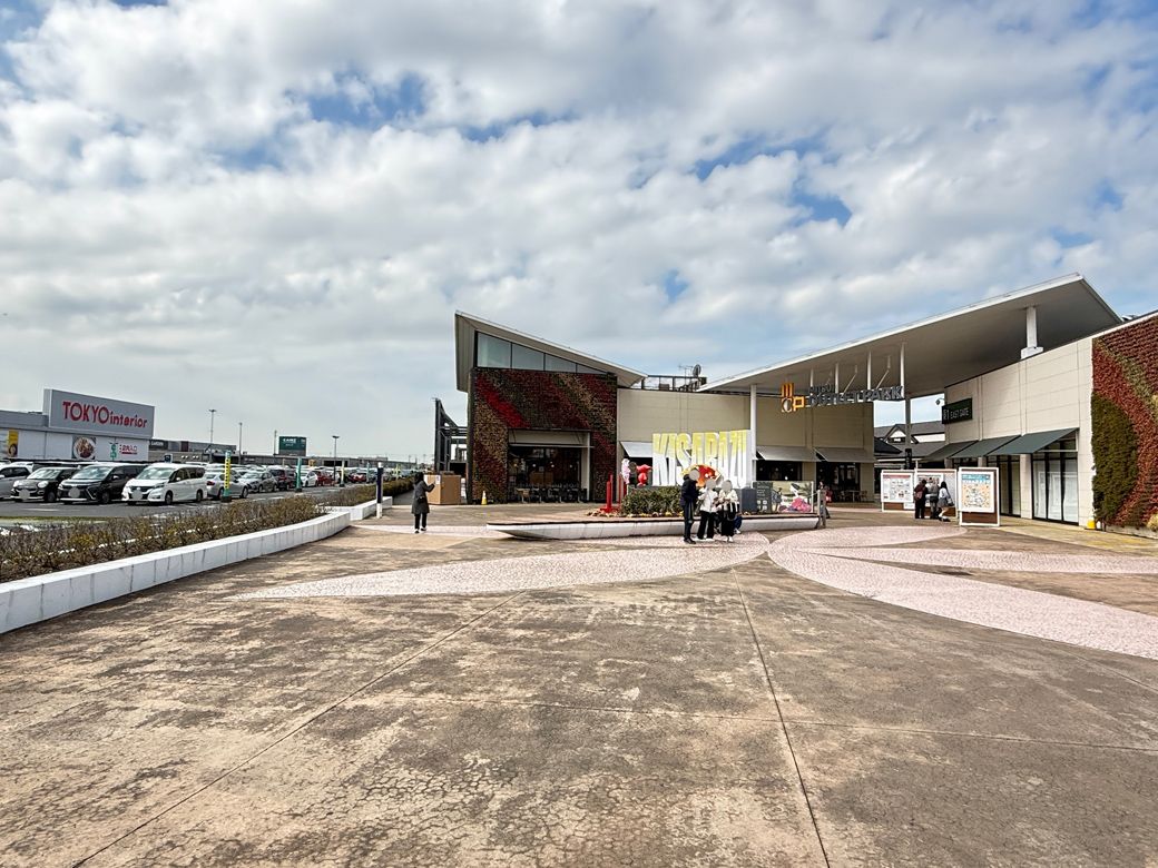 「三井アウトレットパーク木更津」。隣にカインズと東京インテリアがある（筆者撮影）