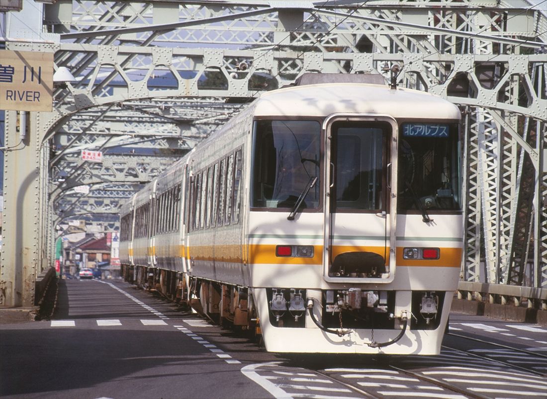 JR高山本線直通の気動車特急「北アルプス」も犬山橋を走った（撮影：南正時）