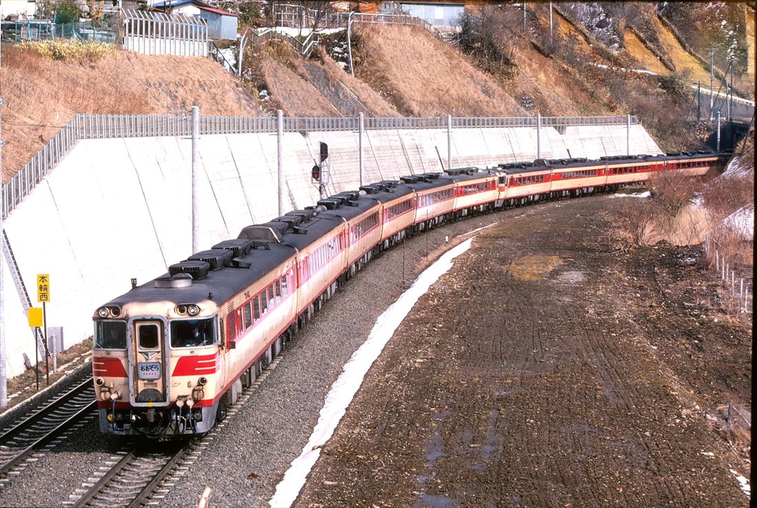 室蘭付近を走る特急「おおぞら」（撮影：南正時）