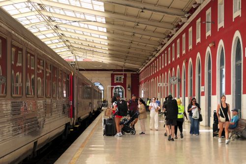 終着駅スタイルのリスボン･サンタアポローニャ駅（筆者撮影）