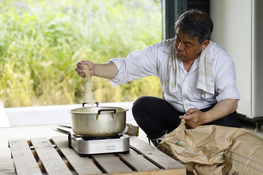 米農家でもある和夫社長は、米とともに生きてきた（写真：鈴木靴下提供）