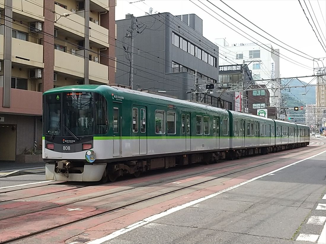 新塗装になった800形。琵琶湖疎水のヘッドマークを付けている（撮影：南正時）