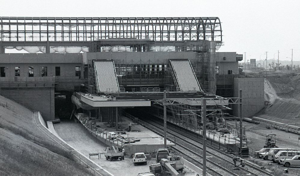 建設中の西神中央駅＝1986年9月（神戸市提供）