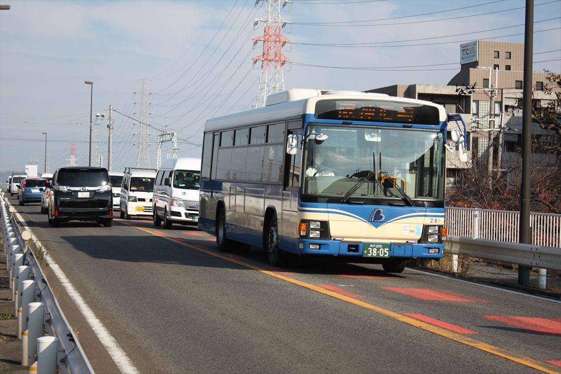 阪急神戸本線をまたぐ部分の県道42号は唯一2車線のまま残っているが、最近になって4車線化の工事が本格化している（筆者撮影）