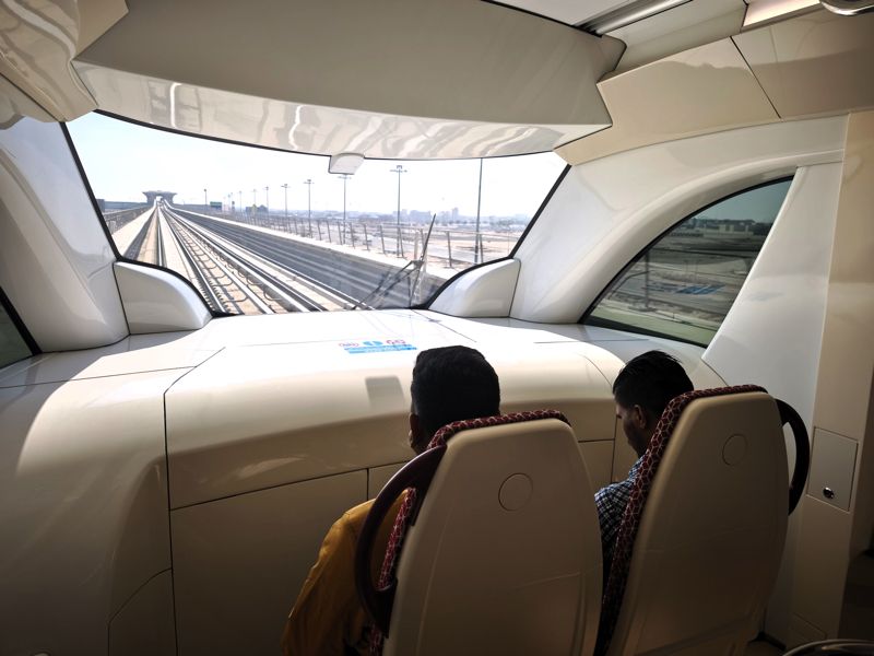 無人運転なので前面展望が楽しめ、ここだけクロスシート（筆者撮影）