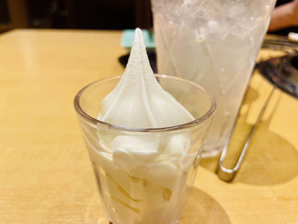娘は〆にバニラソフト。他にもたくさんデザートメニューがあって迷っていた（写真：筆者撮影）