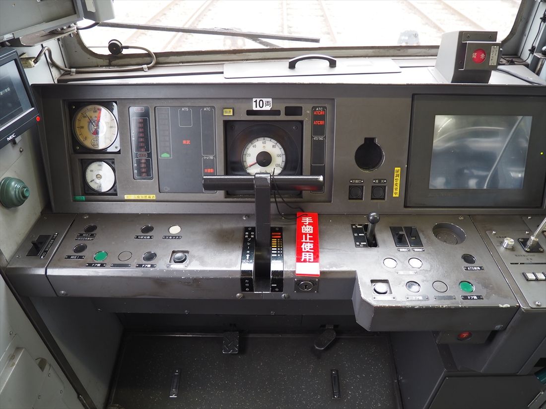 運転台は副都心線乗り入れ対応工事の際にワンハンドルマスコンに変わった（記者撮影）