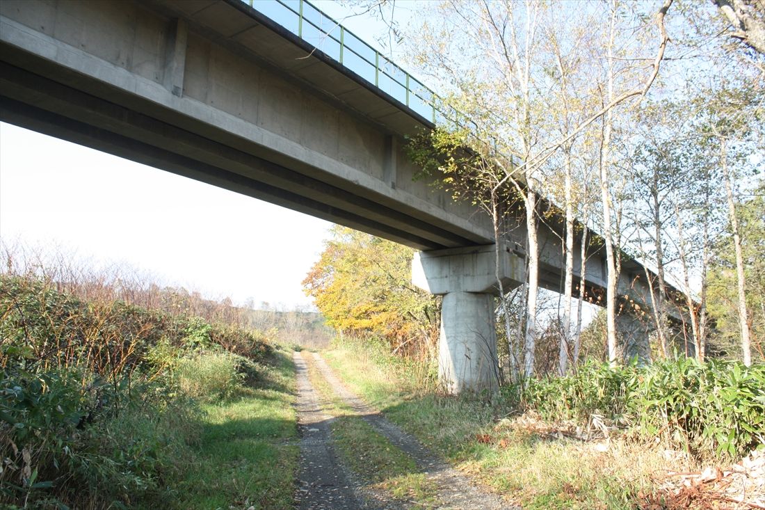 志美宇丹―上徳志別間：コンクリート桁橋のオフンタルマナイ川橋梁。ここを訪ねた時点で完成から40年近くが過ぎていたが、状態は悪くなさそうだ（筆者撮影）