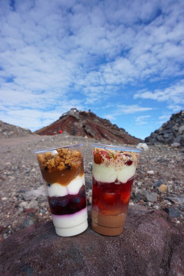 富士山の山頂で食べたパティスリィ・アサコ・イワヤナギのパフェ（写真：ラウラさん提供）