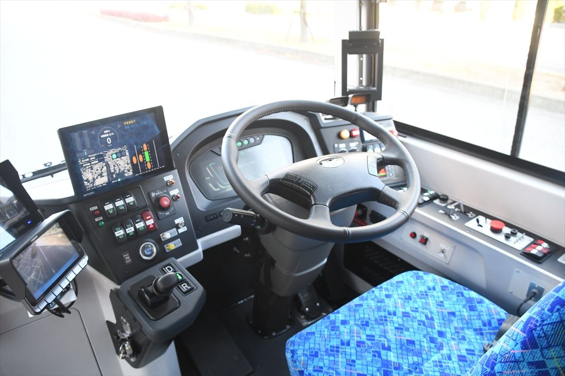自動運転バスの運転席（記者撮影）