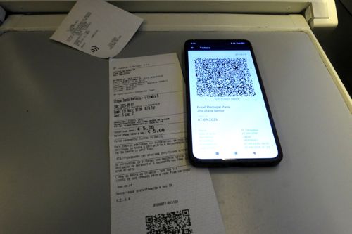 スマホの画面が「ユーレイルパス」。レシートが指定席券（筆者撮影）