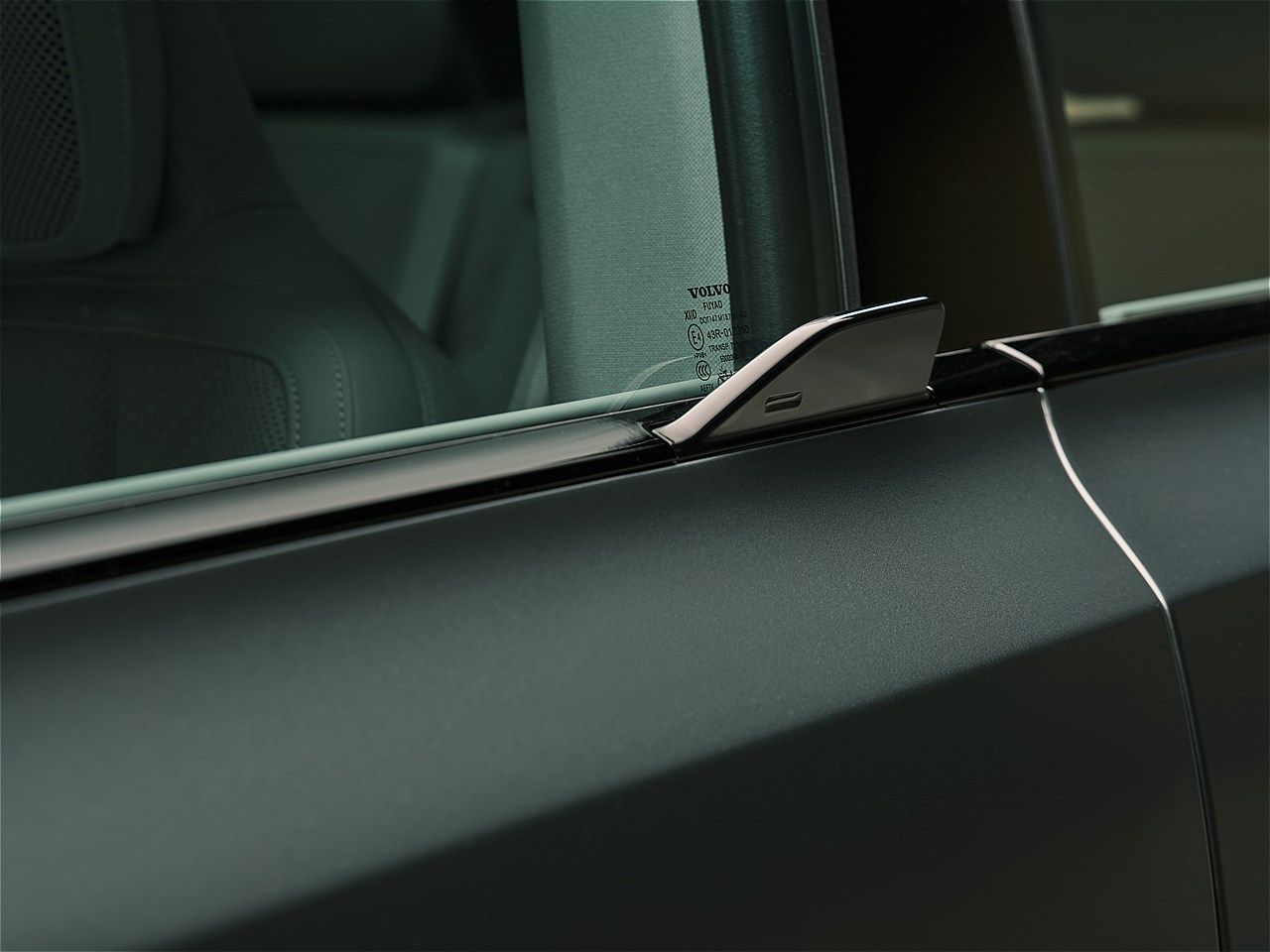 スウェーデン本社で2026年1月21日（現地時間）、世界初公開されたボルボの新型電動ミッドサイズSUV「EX60」（写真：ボルボ・カー・ジャパン）